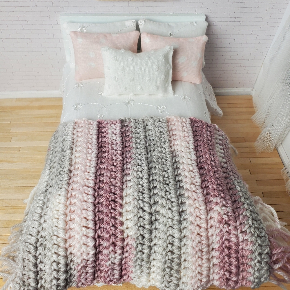 Miniature Dollhouose Crochet Throw Blanket Area Rug 1:12 Scale